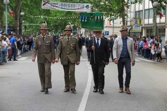 Il Ves. con Pres. Merlin e i 2 T.Col. Colussi e Esposito-Foto di G.Francescutti