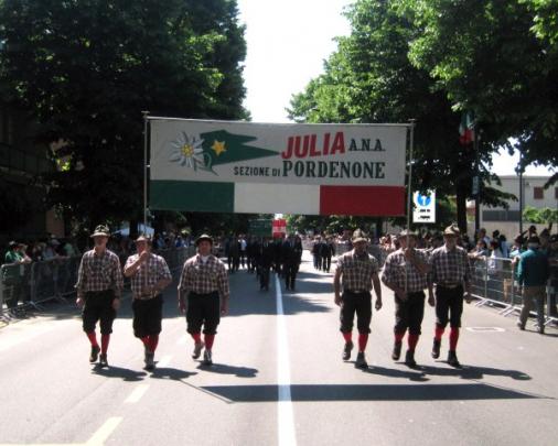Sfila lo striscione della Sezione-Arch. G.Francescutti