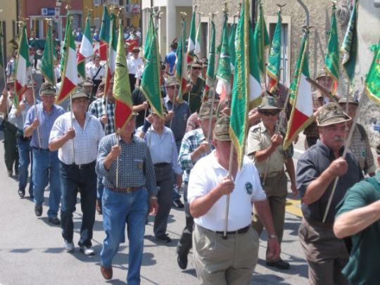 Sfilano i Gagliardetti - (Foto Arch. Francescutti G.)