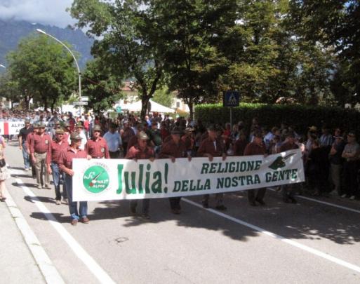 Feltre-Gli striscioni presenti - Arch Francescutti Giovanni