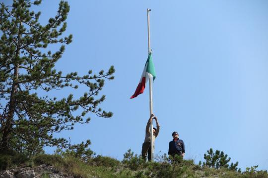 L'alzabandiera-Foto di G.Francescutti