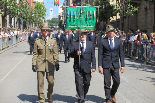 Vessillo scortato dal Pres. Merlin e T.Col. David Colussi-Foto di G.Francescutti