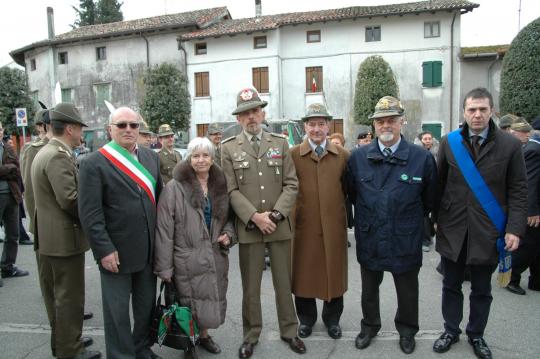 Autorità con la figlia di G. Delfino C.te del "Mosto" (Foto Pellissetti)