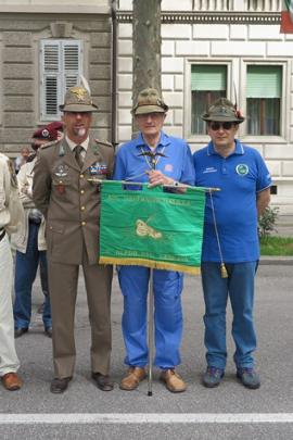 Il T.Col D.Colussi ed il Labaro dei Naufraghi del Galilea-Foto di G.Francescutti