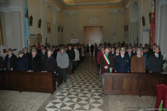 Sull’attenti, mentre il Capogruppo Angelo Reffo legge la Preghiera dell’Alpino. 