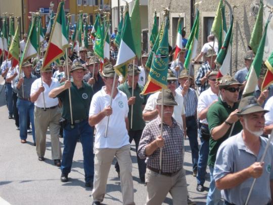 Sfilano i Gagliardetti - (Foto Arch. Francescutti G.)