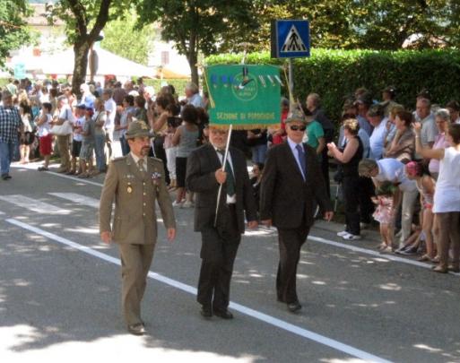 Feltre-Il Vessillo con il Pres. Gasparet e il Com del 3° Art Alp. Col Inturri