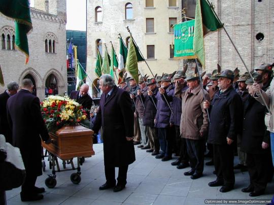 La Sezione schierata davanti alla salma di Mario, all’entrata nel Duomo di San M