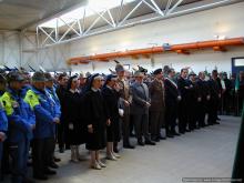 Autorità e Alpini assistono composti alla cerimonia di commemorazione.