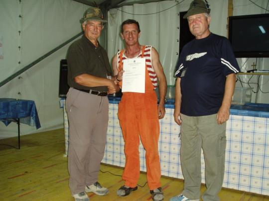Consegna del Diploma a Bidinat Stefano (Archivio Francescutti Giovanni) 