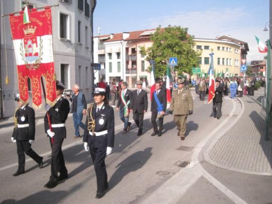 Il Gonfalone e le autorità-(Arch. G.Francescutti)