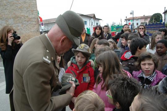 Com. Brig. "Julia": Manione gen. Giovanni con i bambini (Foto Pellissetti)