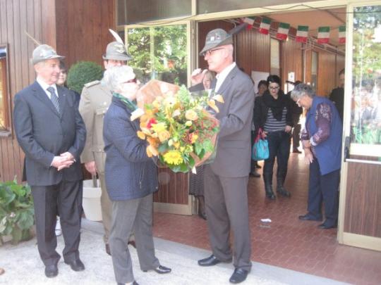 Un mazzo di fiori alla Madrina-(Arch. G.Francescutti)