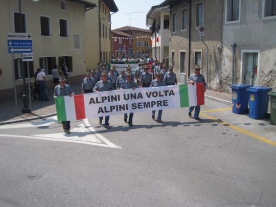 Sfila uno striscione - (Foto Arch. Francescutti G.)