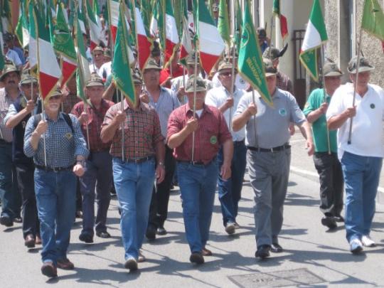 Sfilano i Gagliardetti - (Foto Arch. Francescutti G.)