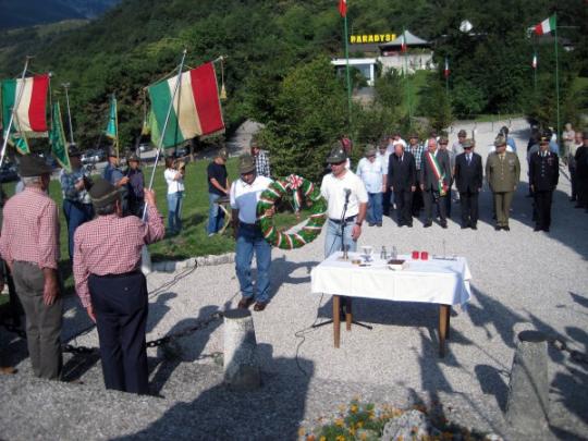 Deposizione Corona al Monumento-Arch. G. Francescutti