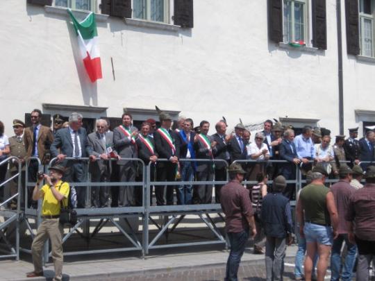 La tribuna con le Autorità - (Foto Arch. Francescutti G.)