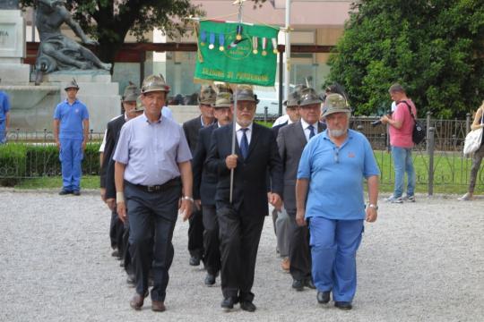Il Vessillo e Cons. Sezionale-Foto di G.Francescutti
