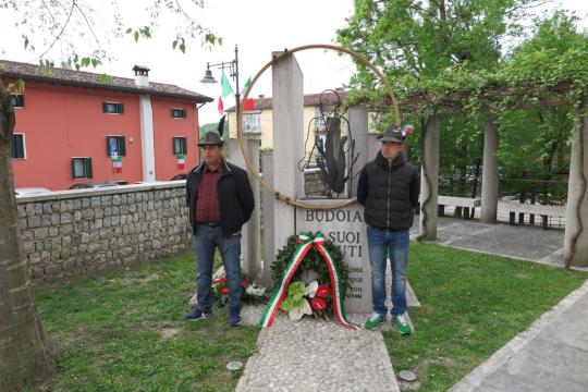 Deposizione corona al Monumento-Foto di G.Francescutti