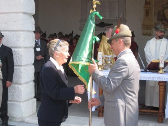Madrina e Capogruppo con il nuovo gagliardetto - (Foto Arch. Francescutti)