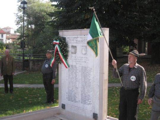 Deposizione Corona al Monumento-(Arch. G.Francescutti)