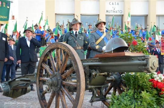L'elmetto di A.Marchi sul cannone-Foto di Lorenzo Mazzero