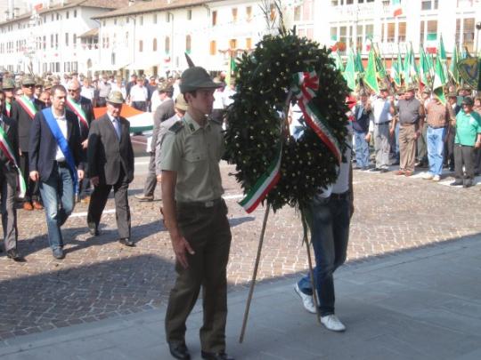 Deposizione Corona d'alloro al Monumento ai Caduti - (Foto Arch. Francescutti)