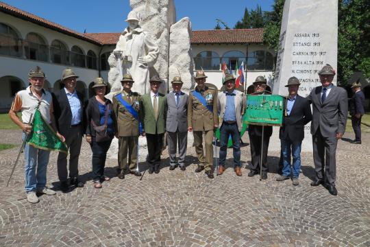 La Sez. di PN con il Gen. Risi-Foto di G.Francescutti