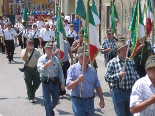 Sfilano i Gagliardetti - (Foto Arch. Francescutti G.)