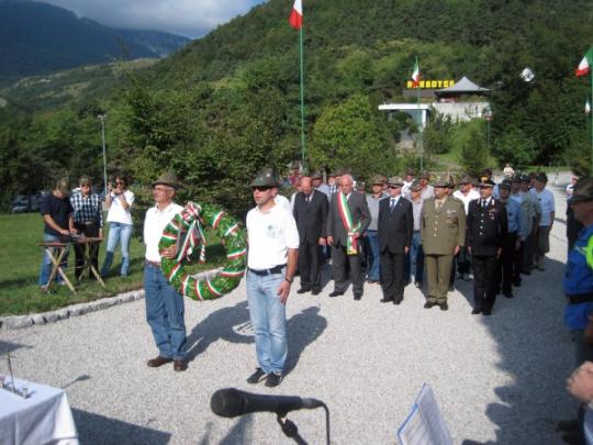 Deposizione Corona al Monumento-Arch. G. Francescutti