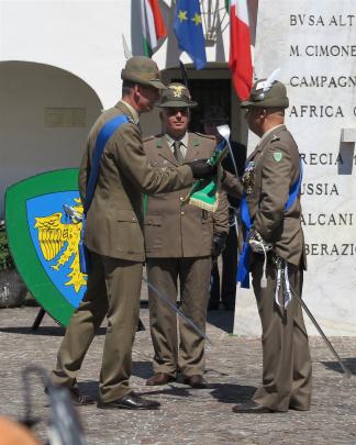 Scambio del Gagliardetto tra i due Generali-Foto di G.Francescutti