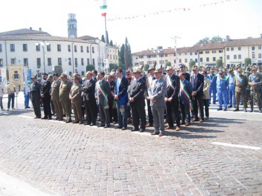 Le autorità assistono alla S.Messa - (Foto Arch. Francescutti)