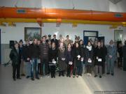 Le Autorita e la Sig.ra Zora Candottià con gli studenti premiati con le borse di studio in memoria del Presidente Prof. Mario Candotti. 3 Universitari e 5 delle Scuole Superiori: Bernardon Ilenia (Gruppo di Palse), Todesco Andrea (Gruppo Castions), Pegolo Michele (Gruppo Visinale), Filippuzzi Daniela (S. Giorgio della Richinvelda), Battistella Jessica (Gruppo di Prata), Corazza Moira (Gruppo di Brugnera), Santin Joseph (Gruppo PN-Centro), Lena Eleonora (Gruppo di Chions).  Le Autorita e la Sig.ra Zora Candottià con gli studenti premiati