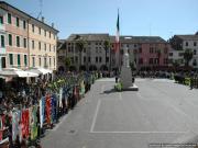 La piazza del Municipio, circondata dagli schieramenti e gremita di pubblico