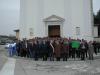 Autorità e volontari Alpini davanti alla chiesa di Cosa per ricordare l’orgoglio